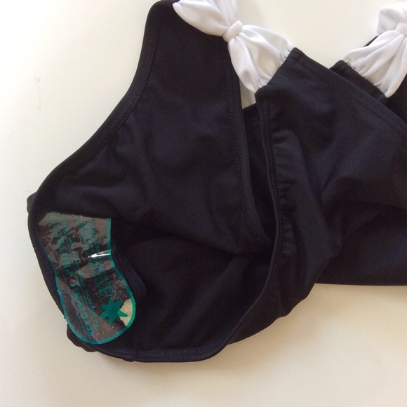 Classic black bikini top swimwear - Picture 6 of 7